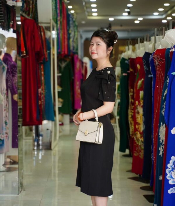 Đầm Suông Đen Tay Ngắn Vai Nhún TBA000020