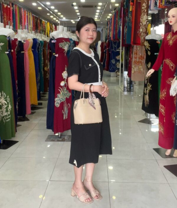 Đầm Suông Đen Cổ Trắng Đính Nút - Ảnh 4