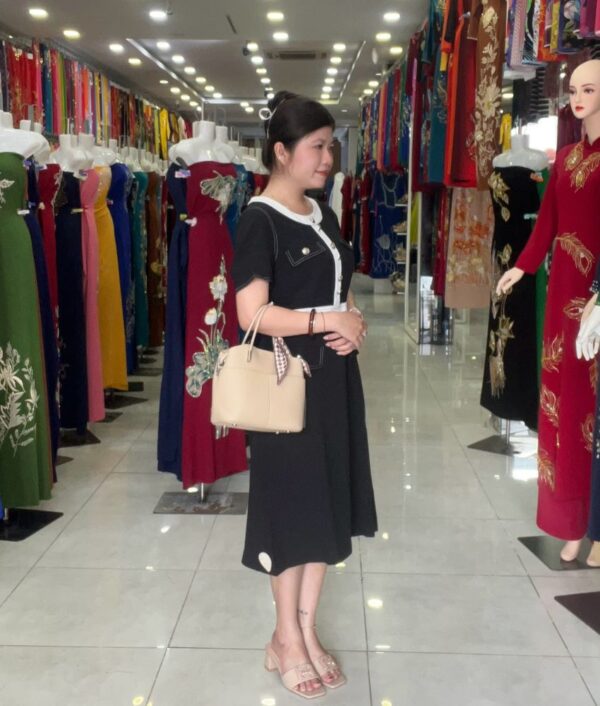 Đầm Suông Đen Cổ Trắng Đính Nút - Ảnh 3